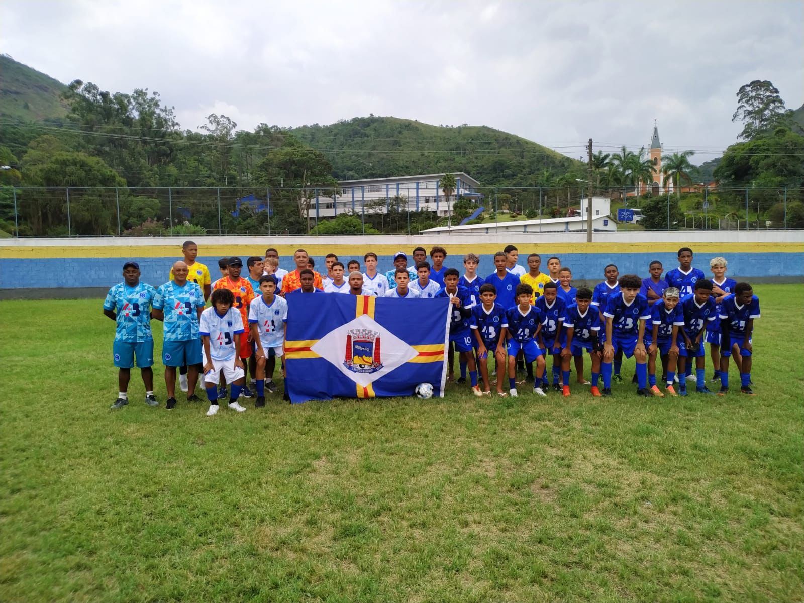 Escolinha do Cruzeiro do Córrego do Ouro participa de amistoso contra Carangola em Petrópolis